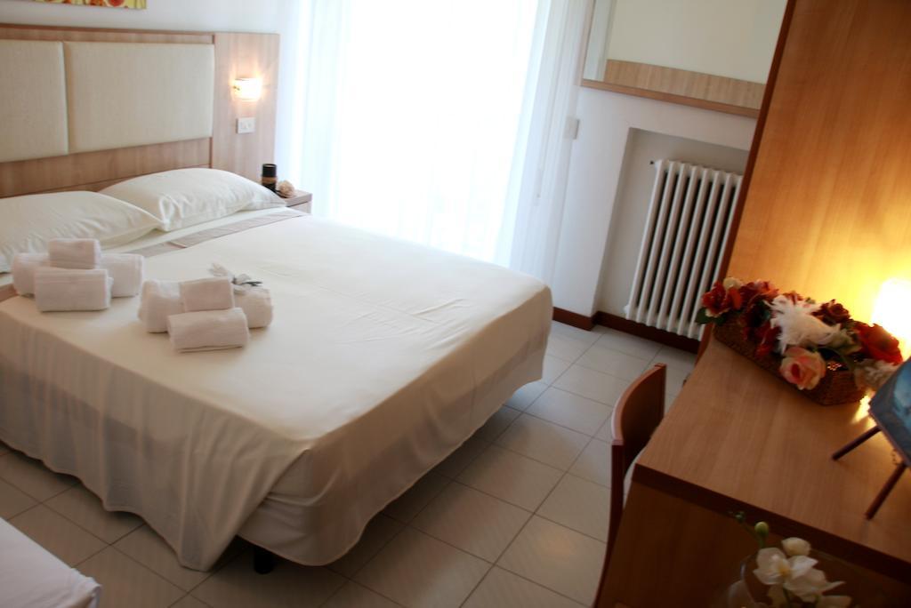 Hotel Astrid تّشيرفييا الغرفة الصورة